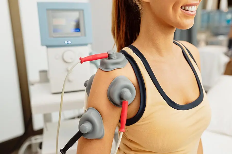 Schulter mit Elektroden - Elektrotherapie im Physio Center Dortmund