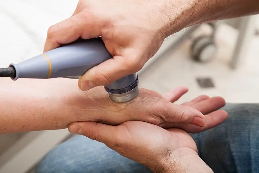 Hand mit Ultraschallgerät - Ultraschall-Therapie im Physio Center Dortmund